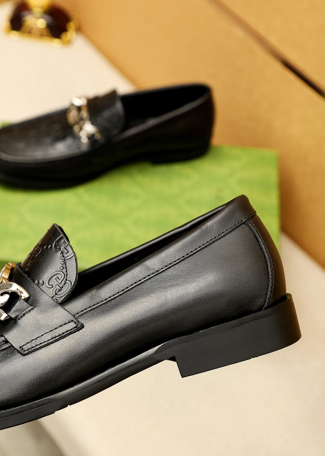 Men's shoes 💰480 💐 Product trademark: GUCCI "Gucci" casual leather shoes Regular size: 38-44 (45.46🉑️customized) Product materials: Selected imported first-layer calfskin embossed upper + luxury hardware buckle, imported water-dyed cowhide leather lining. Strong three-dimensional visual effect, original outsole color: 2 colors available